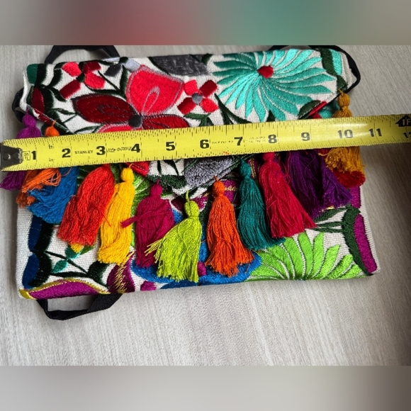 Floral embroidered clutch with tassel: women's crossbody bag. - Picture 5 of 7
